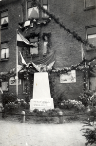 98013 Afbeelding van een monument voor de gevallenen in de Albatrosstraat te Utrecht, tijdens de ...
